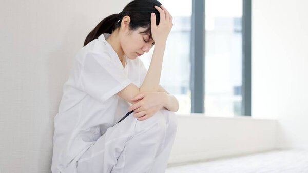 Медсестра, которая терпит неудачу и чувствует себя подавленной