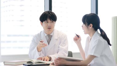 Doktorlar ve hemşireler tıp okuyor.