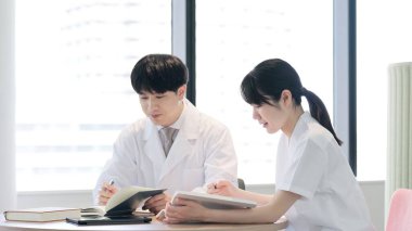 Doktorlar ve hemşireler tıp okuyor.