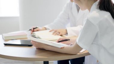 Doktorlar ve hemşireler tıp okuyor.