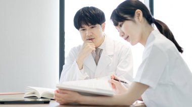 Doktorlar ve hemşireler tıp okuyor.