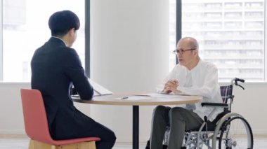 Yaşlı insanlar işadamlarından satış alıyorlar