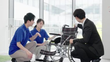 Bakıcı ve sosyal yardım ekipmanları uzmanı hemşire bakım ürünleri hakkında konuşuyor.