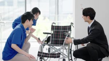 Bakıcı ve sosyal yardım ekipmanları uzmanı hemşire bakım ürünleri hakkında konuşuyor.