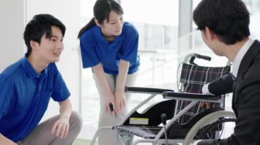 Bakıcı ve sosyal yardım ekipmanları uzmanı hemşire bakım ürünleri hakkında konuşuyor.