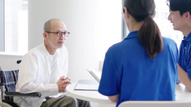 Bakıcılardan açıklamalar alan yaşlılar