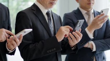 İş adamları bilişim hakkında düşünüyor.