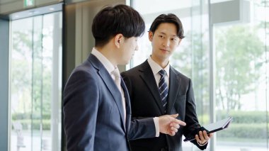 İş adamı yürürken talimat veriyor