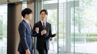 İş adamı yürürken talimat veriyor