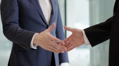 Asyalı işadamları lobide el sıkışıyor.