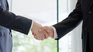 Asyalı işadamları lobide el sıkışıyor.