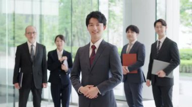 Asyalı işadamı gülümsüyor