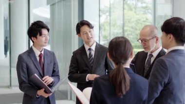Lobide iş adamları konuşuyor.
