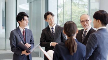 Lobide iş adamları konuşuyor.