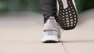 Bir kadının ayaklarının yavaşça koşması.