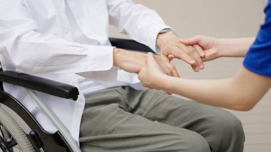 Bakıcının elleri yaşlılara uzanıyor