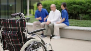 Yaşlı insanlar ve bakıcılar sohbet ediyorlar.