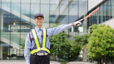 Trafiği yöneten Asyalı trafik denetleyici