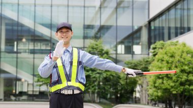 Trafiği yöneten Asyalı trafik denetleyici