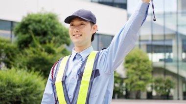 Trafiği yöneten Asyalı trafik denetleyici