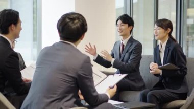 Asyalı iş adamları toplantı yapıyor.