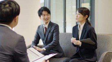 Asyalı iş kadınları toplantı yapıyor.