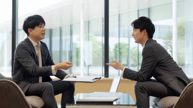 İş adamları toplantıda tartışıyor