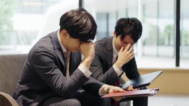 Asyalı işadamı iş yerinde depresyonda