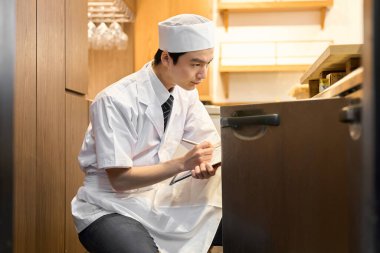 Envanteri yöneten bir Japon şef.