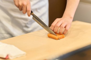 Japon aşçı mutfakta yemek pişiriyor.