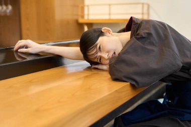 Restoran çalışanları işten yoruldu.