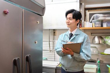 Restoranın buzdolabını kontrol eden bir adam.