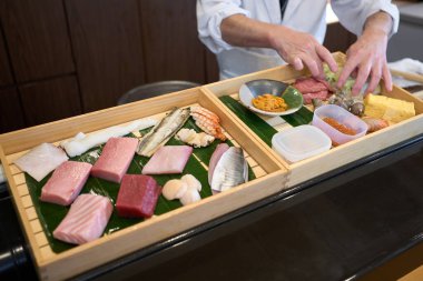 Suşi şefi suşi malzemelerini hazırlıyor.