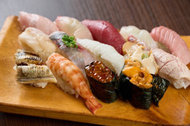 Sushi sandaletlerine yerleştirilmiş suşi.