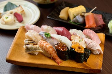 Geleneksel Japon suşi seti menüsü