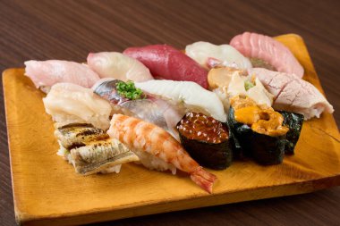 Sushi sandaletlerine yerleştirilmiş suşi.