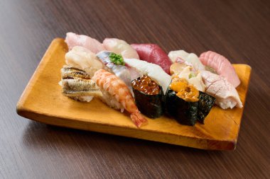 Sushi sandaletlerine yerleştirilmiş suşi.