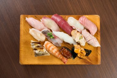 Sushi sandaletlerine yerleştirilmiş suşi.