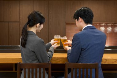 Kadeh kaldıran iş adamlarının arka planı