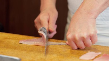 Suşi şefi, gurard soyuyor.