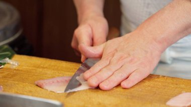 Suşi şefinin elleri gurard kesiyor.