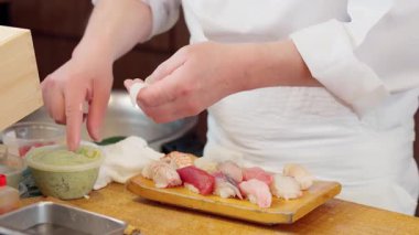 Suşi hazırlayan şefin elleri.