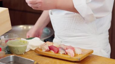 Suşi hazırlayan şefin elleri.