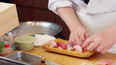 Suşi hazırlayan şefin elleri.