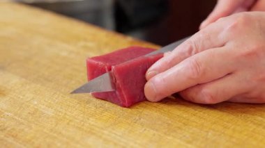 Japon bir şef kırmızı ton balığı kesiyor.