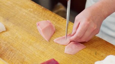 Japon bir şef kılıçbalığı kesiyor.