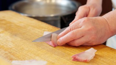 Japon bir şef sarı kuyruk kesiyor.