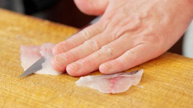 Japon bir şef at uskumrusu kesiyor.