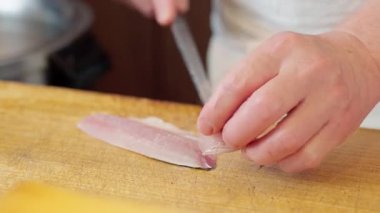 Japon bir şef at uskumrusu kesiyor.