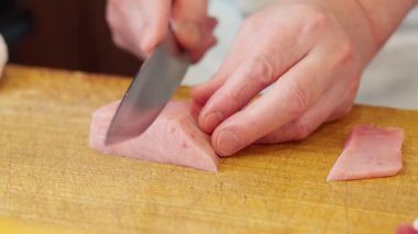 Japon bir şef kılıçbalığı kesiyor.